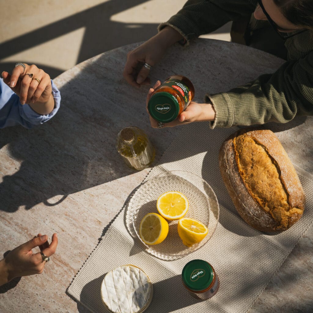 comida facil para viajar con conservas Vega Baja en ruta al aire libre