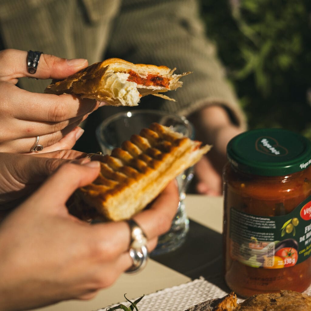 comida facil para viajar con conservas Vega Baja en ruta al aire libre