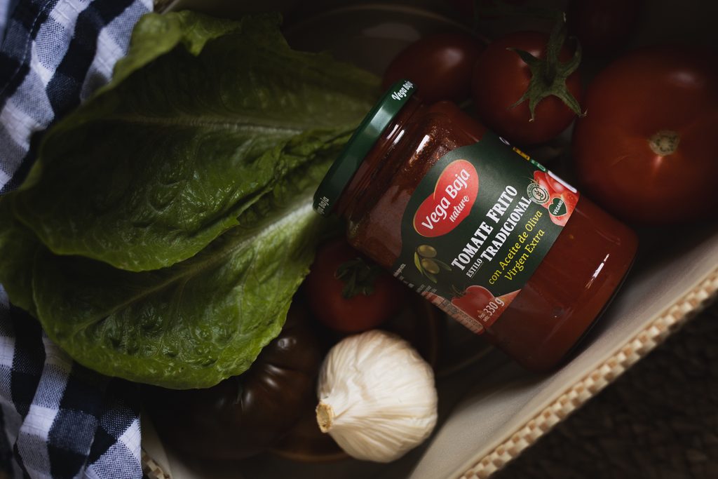 7 ideas de recetas fáciles para la vuelta a la rutina 1 | Vega Baja Conservas Tomate frito tradicional Vega Baja con aceite de oliva virgen extra acompañado de tomates frescos y verduras, una opción de sabor casero para ideas de recetas fáciles para la vuelta a la rutina.